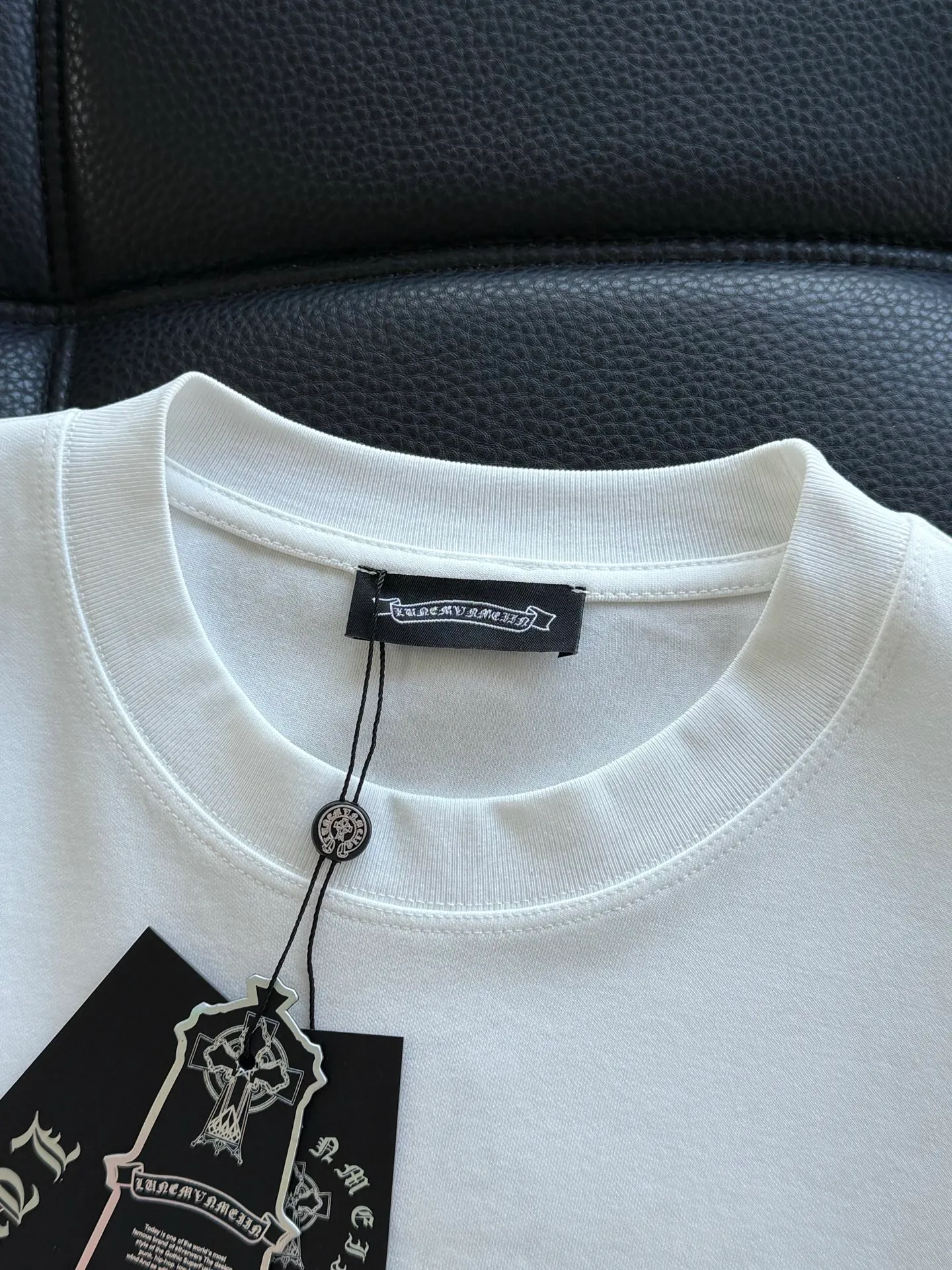 P436 Chrome Hearte CH SS new cross horseshoe Chrome Heart Sanskrit three-dimensional patch show craftsmanship. Double-sided cotton double yarn jersey fabric, custom dyed in the same vat with special bold 32-count double-ply 1X1 thread. .Light luxury, a must-have item for daily commuting for men and women.  Color: Black White Size: M~3x Style No.: 3590
